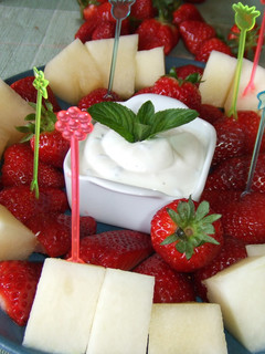 Una foto de Fresas y melón con crema de yogurt griego a la menta