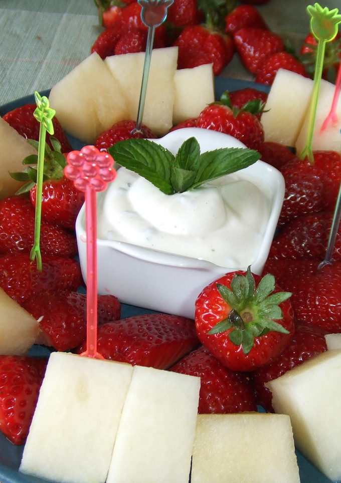 Una foto de Fresas y melón con crema de yogurt griego a la menta