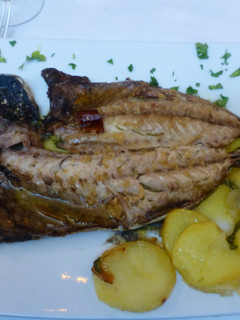 Una foto de Chicharro al horno con guarnición
