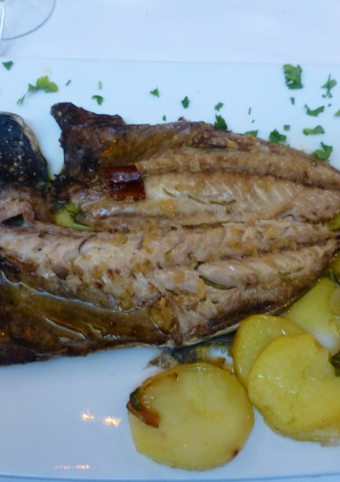 Una foto de Chicharro al horno con guarnición