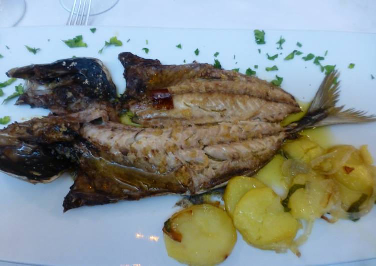 Chicharro al horno con guarnición