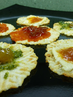 Una foto de Galletas de queso con cremas saladas
