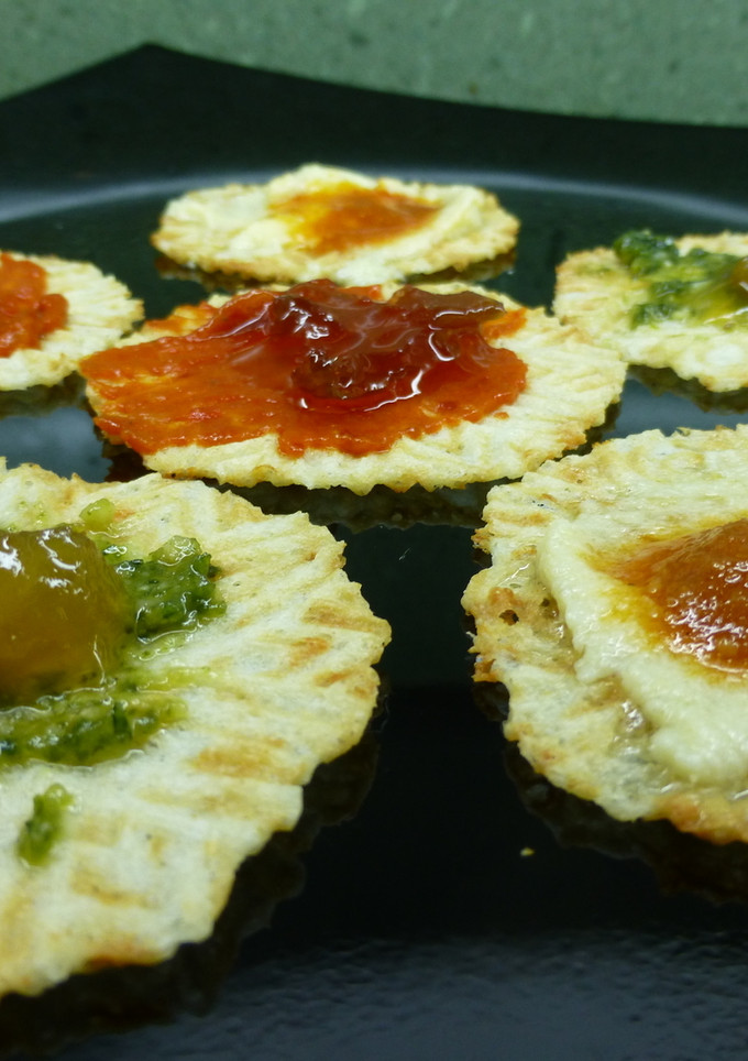 Una foto de Galletas de queso con cremas saladas