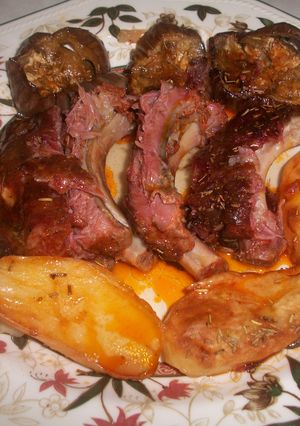 Una foto de Costillas adobadas al horno con verduras al vino blanco de Rueda
