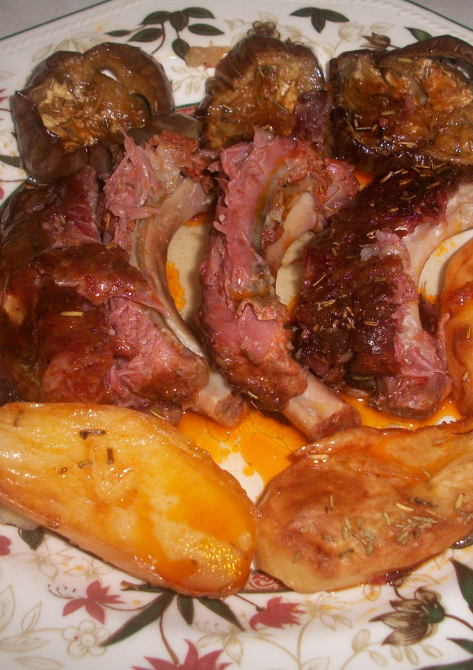 Una foto de Costillas adobadas al horno con verduras al vino blanco de Rueda