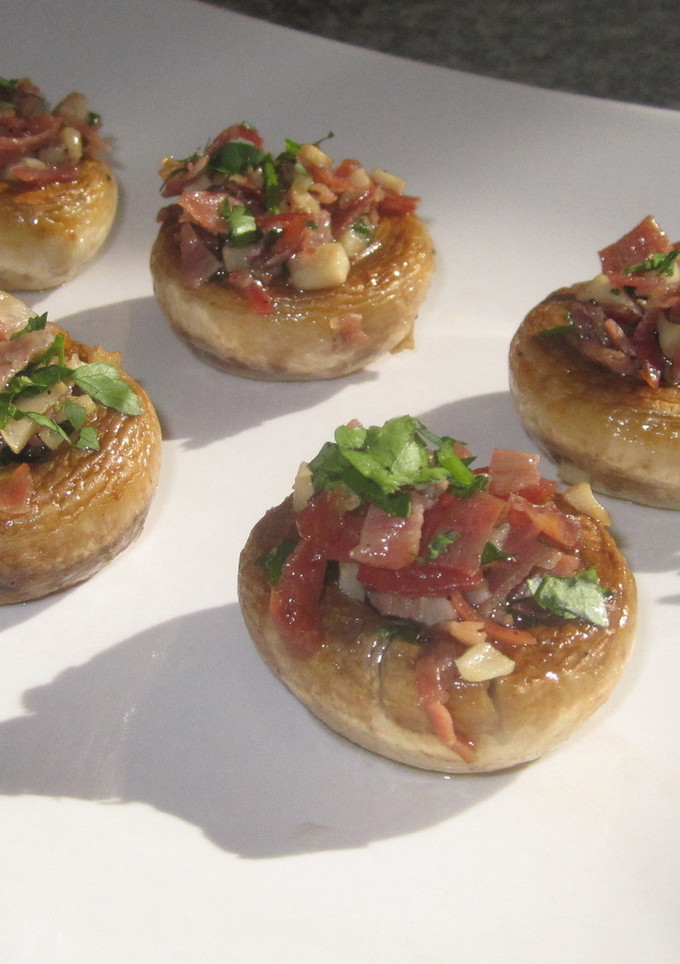 Una foto de Champiñones rellenos con jamón