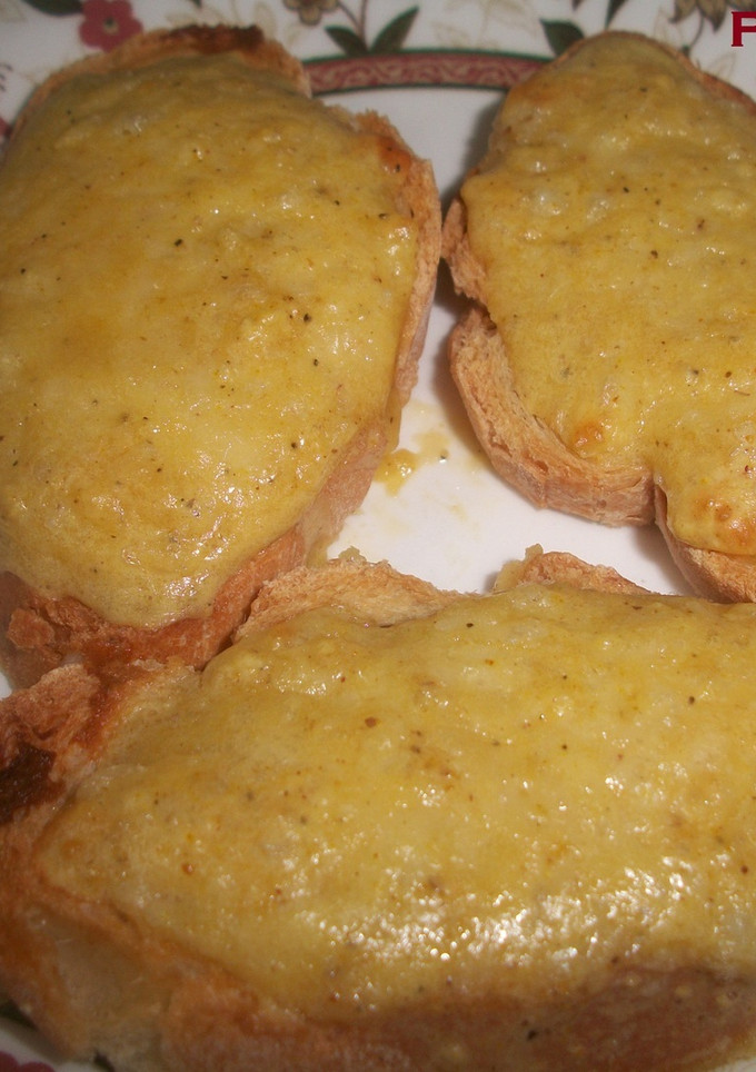 Una foto de Tostas de queso cheddar gratinadas