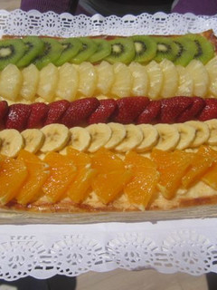 Una foto de Tarta de hojaldre con crema y frutas naturales