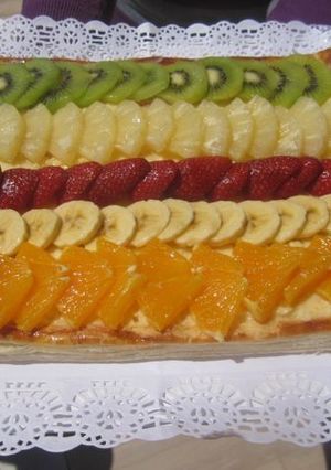 Una foto de Tarta de hojaldre con crema y frutas naturales
