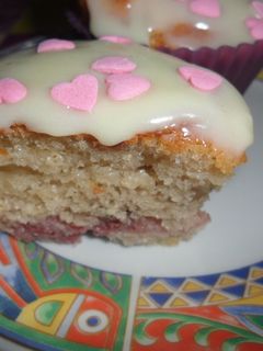 Una foto de Cupcakes con fresas y chocolate blanco
