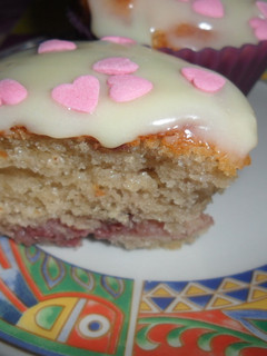 Una foto de Cupcakes con fresas y chocolate blanco