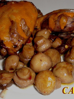 Una foto de Pollo rustido con vino tinto y canela
