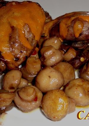 Una foto de Pollo rustido con vino tinto y canela