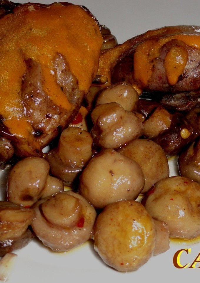 Una foto de Pollo rustido con vino tinto y canela