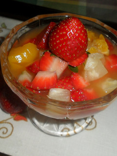 Una foto de Ensalada de frutas mixtas con almíbar de naranjas