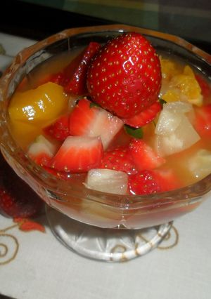 Una foto de Ensalada de frutas mixtas con almíbar de naranjas