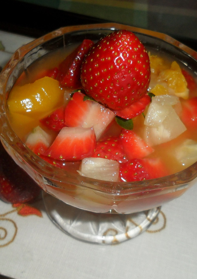 Una foto de Ensalada de frutas mixtas con almíbar de naranjas