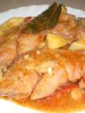 Manitas de cerdo en salsa con patatas fritas