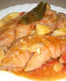 Manitas de cerdo en salsa con patatas fritas