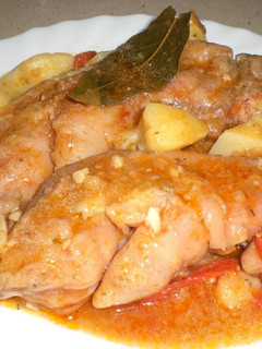 Una foto de Manitas de cerdo en salsa con patatas fritas