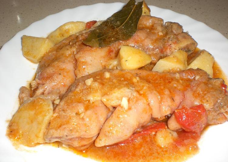 Manitas de cerdo en salsa con patatas fritas Receta de AMPARO LÓPEZ- Cookpad