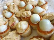Una foto de canapé con huevo de codorníz