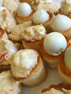 Una foto de Mini volovanes rellenos con huevo de codorniz y bechamel