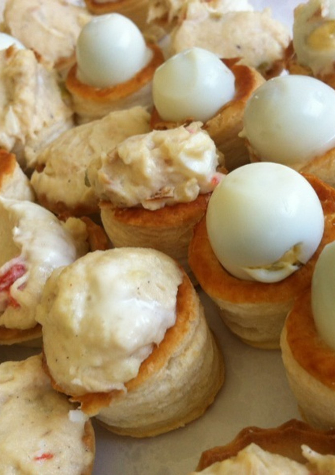 Una foto de Mini volovanes rellenos con huevo de codorniz y bechamel
