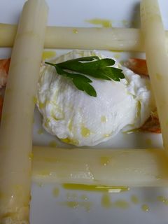 Una foto de Huevos escalfados con sabor a espárragos
