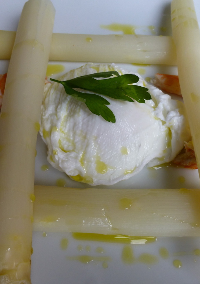 Una foto de Huevos escalfados con sabor a espárragos