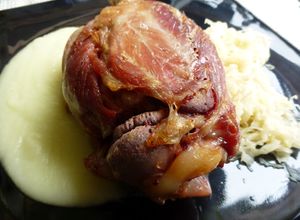 Foto principal de Codillo con chucrut y puré de patata