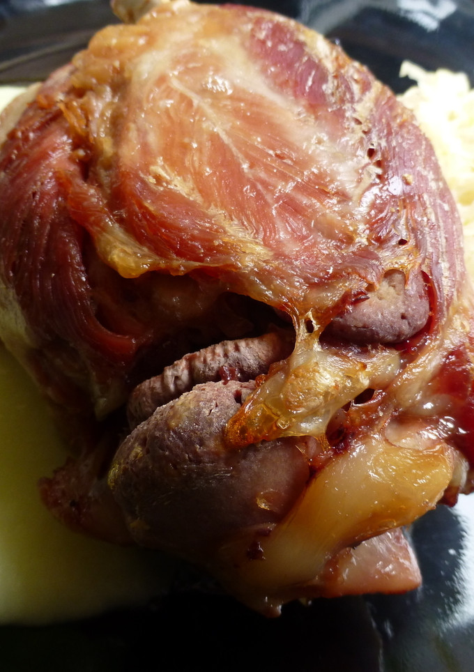 Una foto de Codillo con chucrut y puré de patata