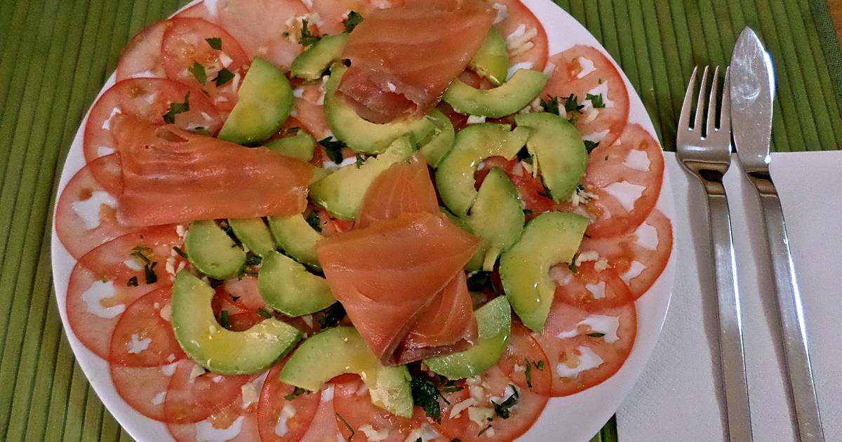Carpaccio de tomate y aguacate con salmón ahumado Receta de johuga1209