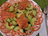 Carpaccio de tomate y aguacate con salmón ahumado