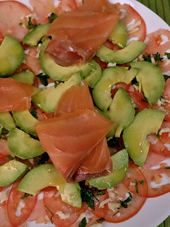 Una foto de Carpaccio de tomate y aguacate con salmón ahumado