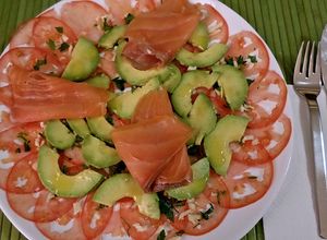 Foto principal de Carpaccio de tomate y aguacate con salmón ahumado