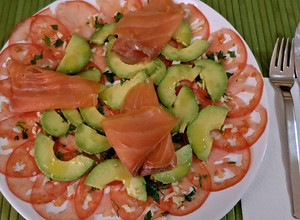Foto principal de Carpaccio de tomate y aguacate con salmón ahumado