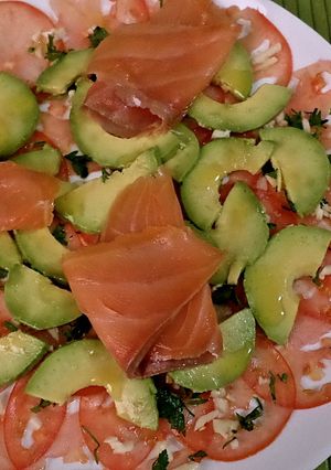 Una foto de Carpaccio de tomate y aguacate con salmón ahumado
