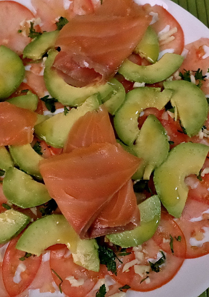 Una foto de Carpaccio de tomate y aguacate con salmón ahumado