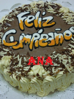 Una foto de Torta decorada con crema para cumpleaños