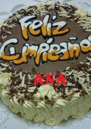 Una foto de Torta decorada con crema para cumpleaños