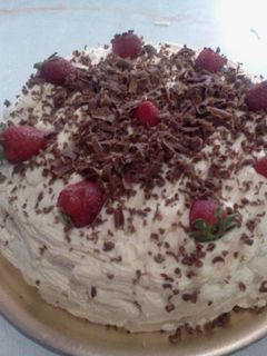 Una foto de Torta de crema y frutillas