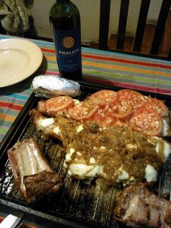 Una foto de Asado a la parrilla de matambre de cerdo pizzaiola al ajillo