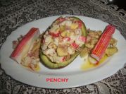 Una foto de ensalada de aguacate y surimi