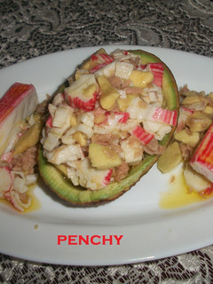 Una foto de Aguacates rellenos de ensalada de atún y surimi