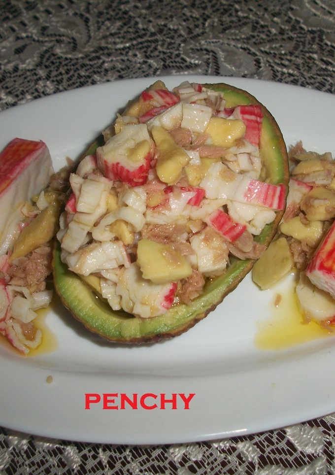 Una foto de Aguacates rellenos de ensalada de atún y surimi