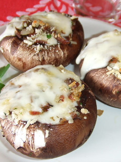 Una foto de Champiñones Portobelo rellenos con queso de cabra