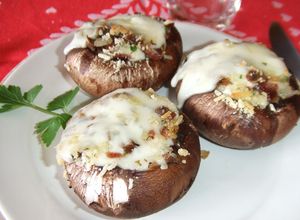 Una foto de Champiñones Portobelo rellenos con queso de cabra