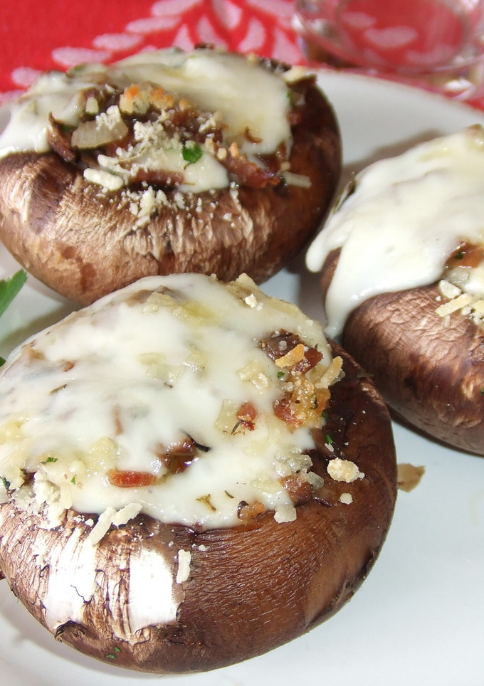 Una foto de Champiñones Portobelo rellenos con queso de cabra