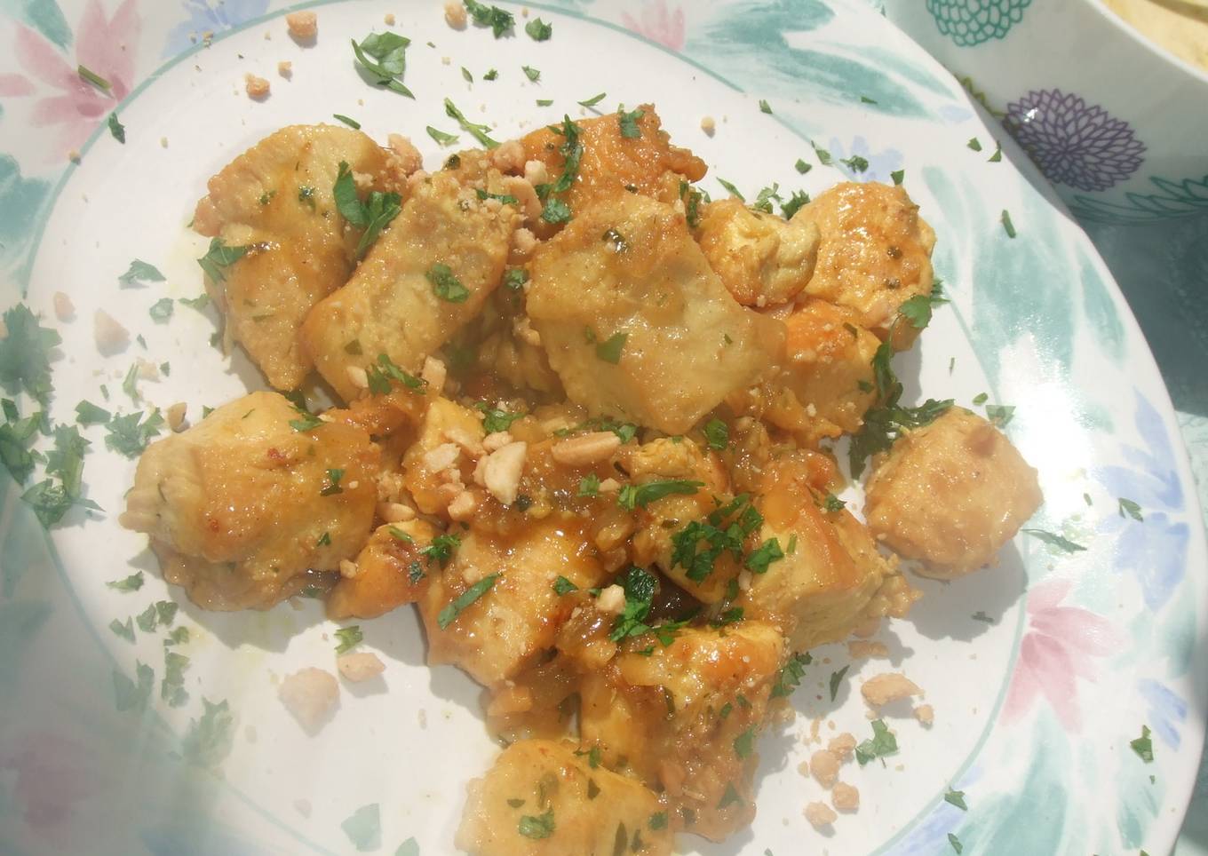 Pechuga de pollo al curry con cacahuetes<br />
